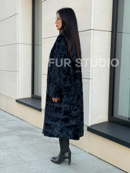 Пальто из меха каракуля с V-образным воротником, цвет Indigo Blue - фото 4