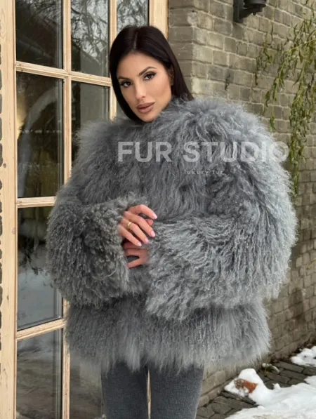 Шуба из меха ламы серого цвета - фото 0