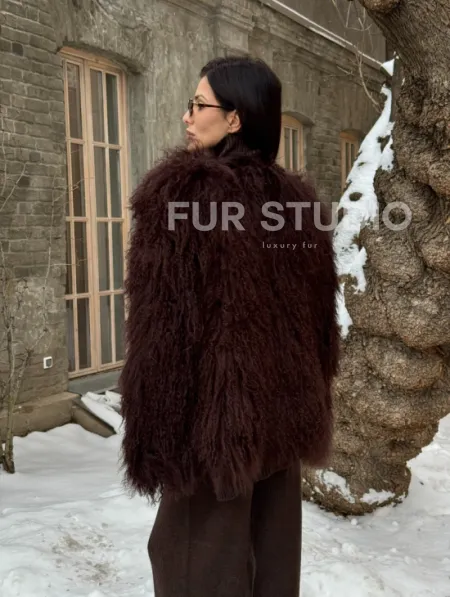 Шуба коричневая из меха ламы - фото 7