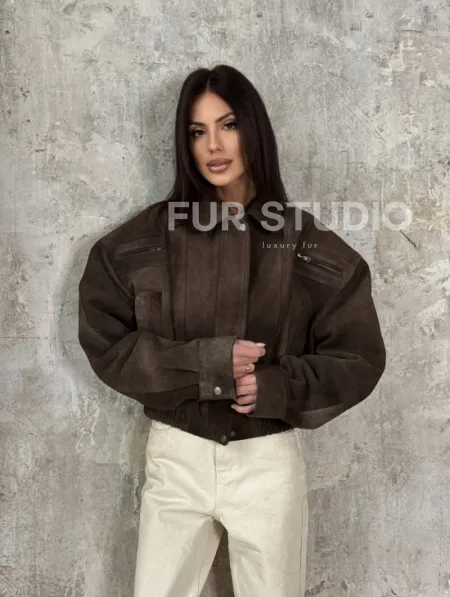 Современный кроп - бомбер из натуральной замши - фото 9