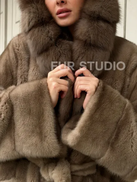 Полушубок норковый с капюшоном из меха куницы - фото 1