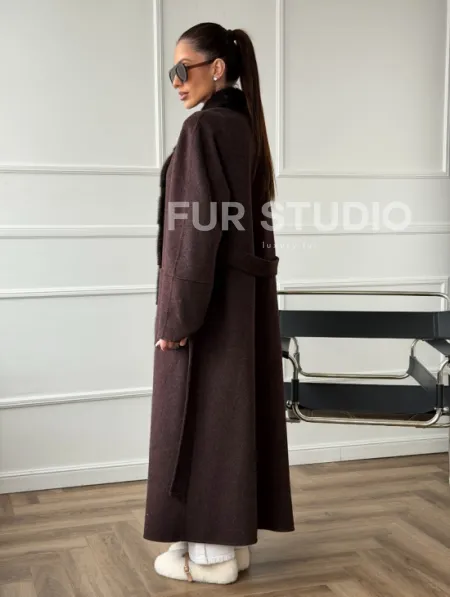 Длинное демисезонное пальто с мехом норки - фото 10