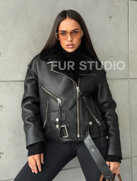 Черная короткая дубленка авиатор - фото 13