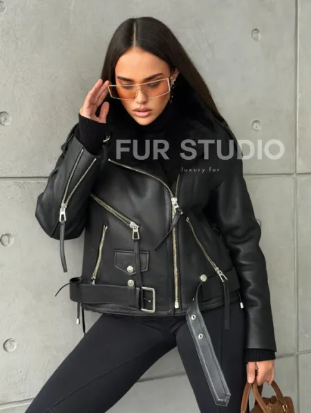 Черная короткая дубленка авиатор - фото 10