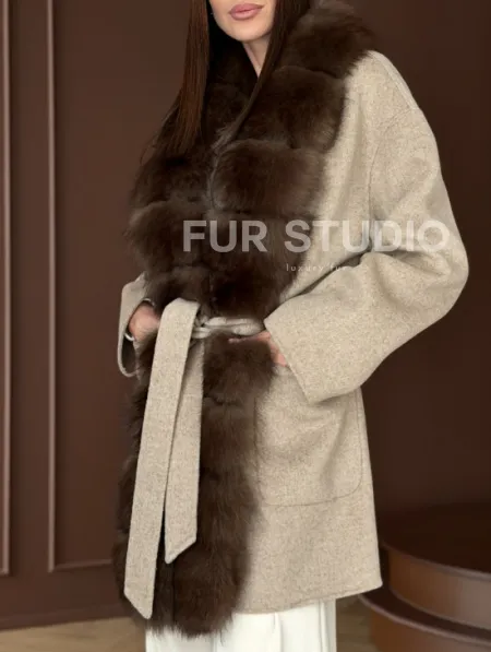 Пальто с отделкой из меха песца - фото 2