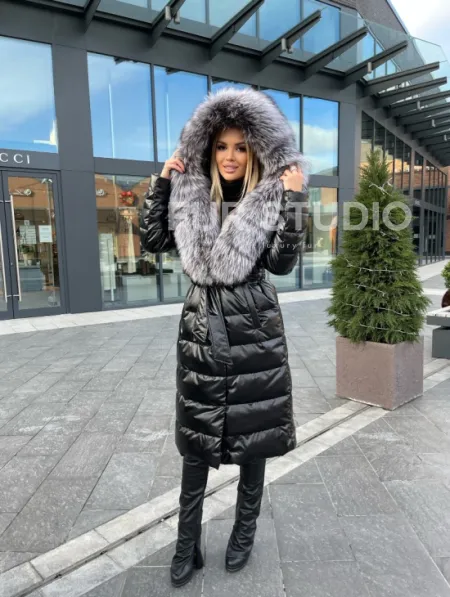 Чёрное пуховое пальто с меховым капюшоном - фото 9