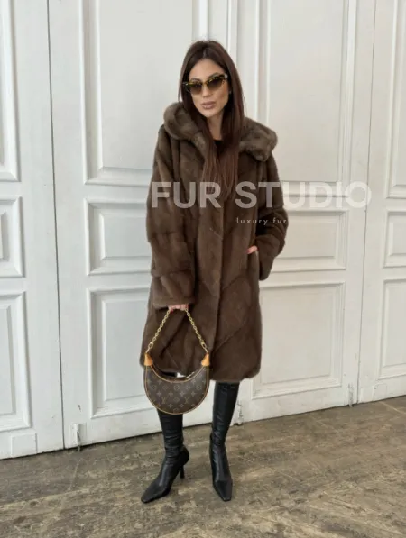 Шуба из меха норки с капюшоном в цвете орех - фото 3