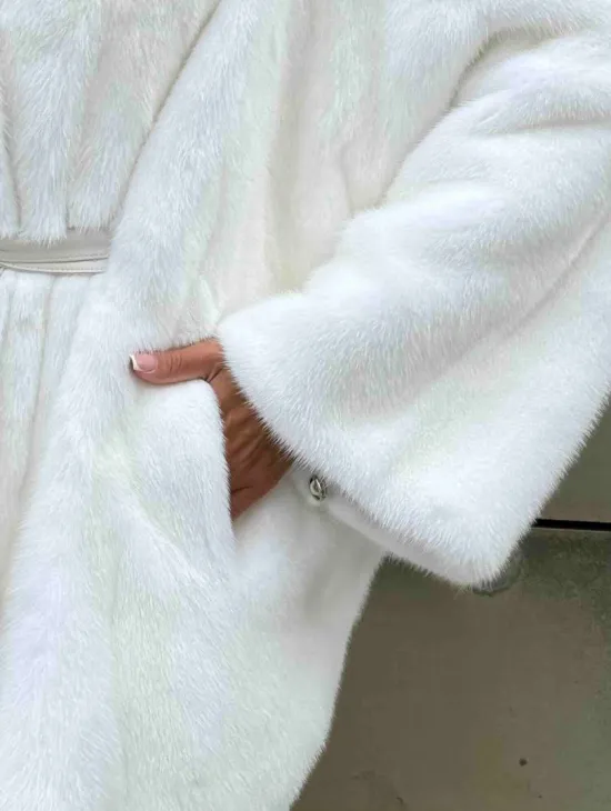 Белая шуба из норки SAGA летучая мышь английский ворот - фото 1