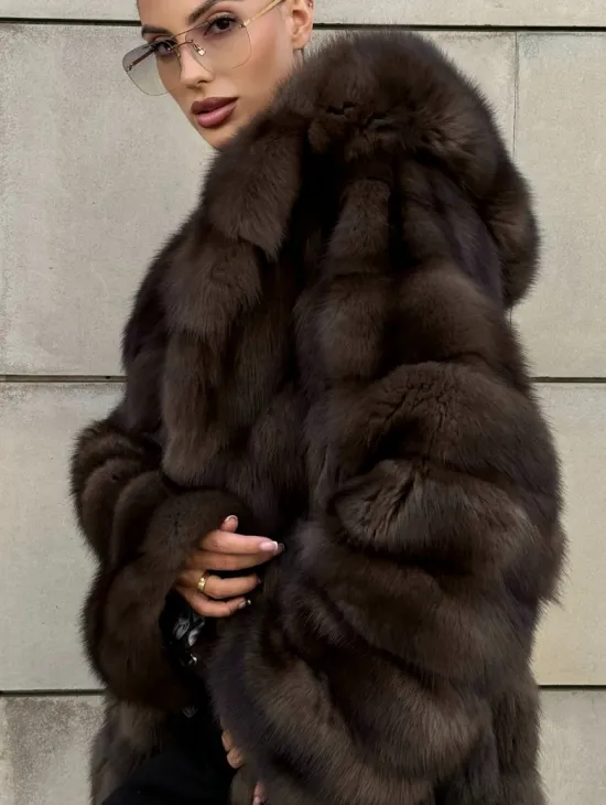 Удлиненная шуба из меха куницы с капюшоном - фото 2
