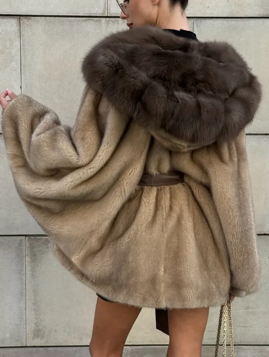 Шуба из аукционного меха норки NAFA MINK с капюшоном из куницы - фото 5