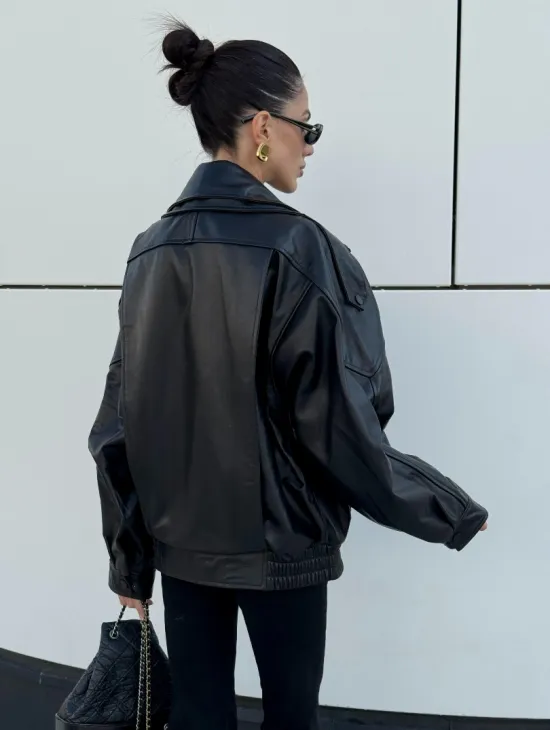 Женская кожаная куртка с двойным воротником, пышными рукавами реглан - фото 9