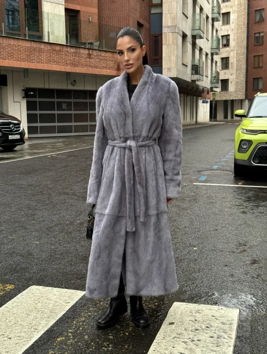 Шуба из голубой скандинавской норки без воротника с поясом “Fashion trend 2024-2025“ - фото 11