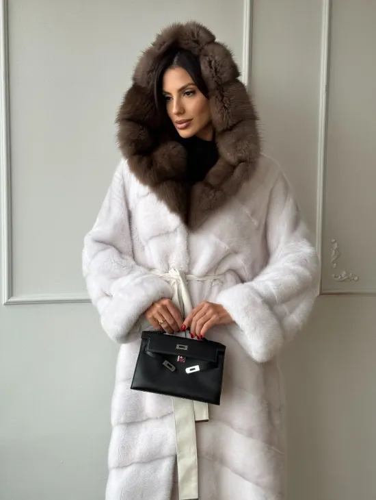 Шуба фасон кимоно из аукционной норки с капюшоном кобра из меха куницы - фото 4