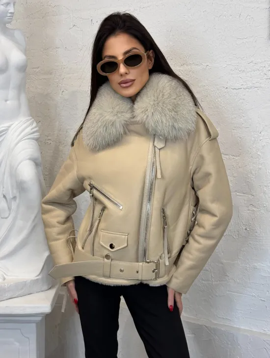 Дубленка из натуральной овчины со шнуровкой на спине и воротником из меха песца - фото 9