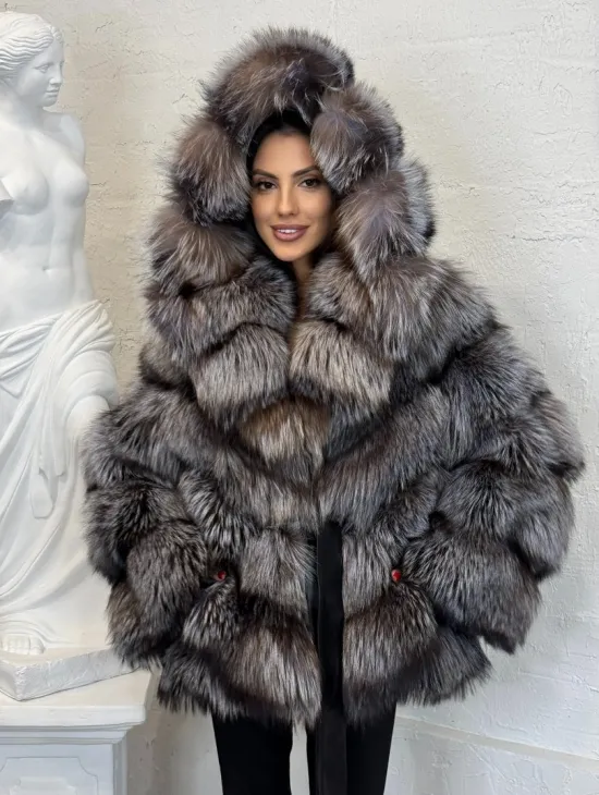 Полушубок с капюшоном из натурального меха лисы чернобурки с поясом - фото 0