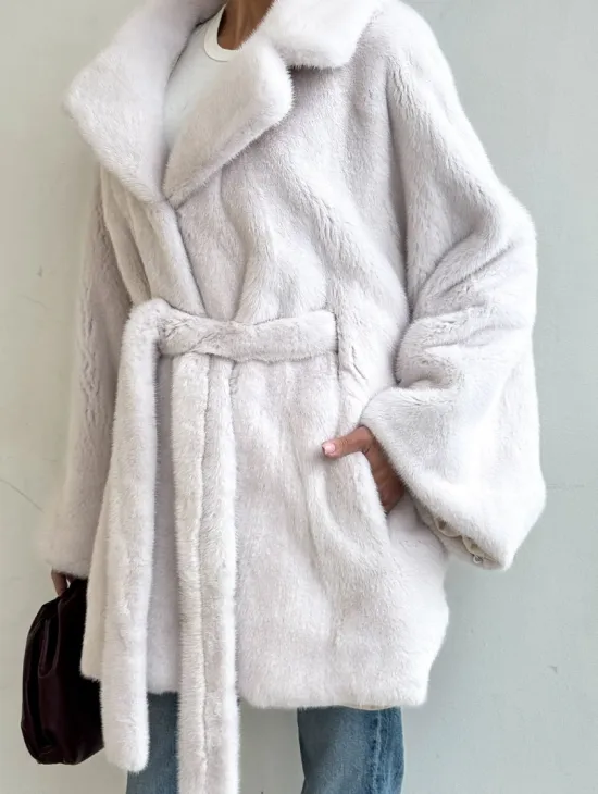 Premium шуба Летучая мышь из меха норки SAGA FURS с потайным меховым поясом - фото 3