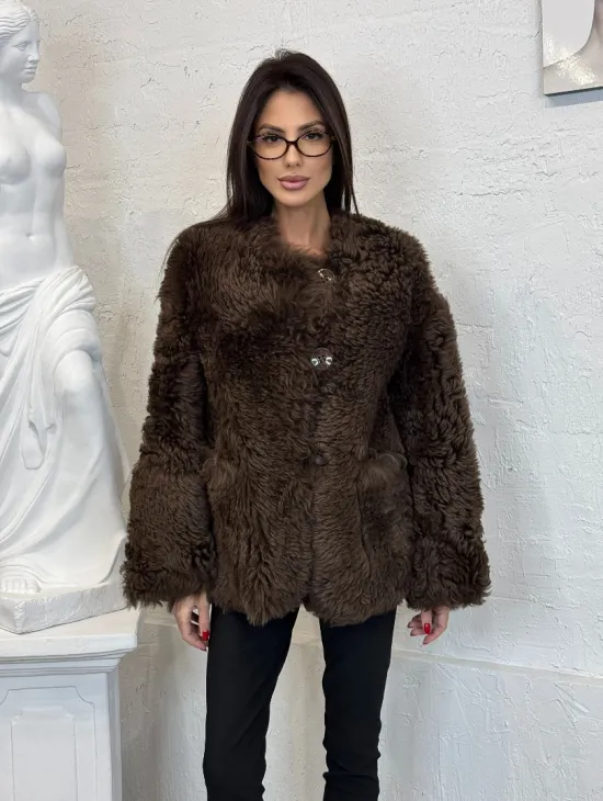 Короткая шуба из натуральной овчины с круглым вырезом и накладными карманами - фото 8