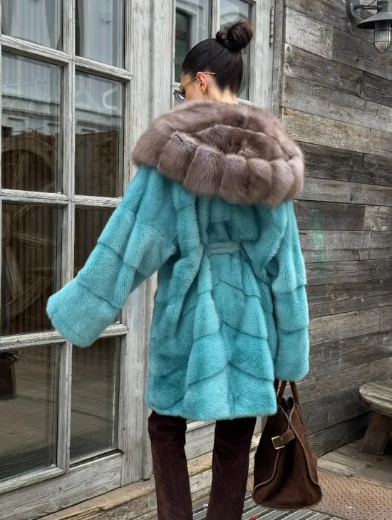 Шуба из аукционной норки средней длины с капюшоном из куницы - фото 4