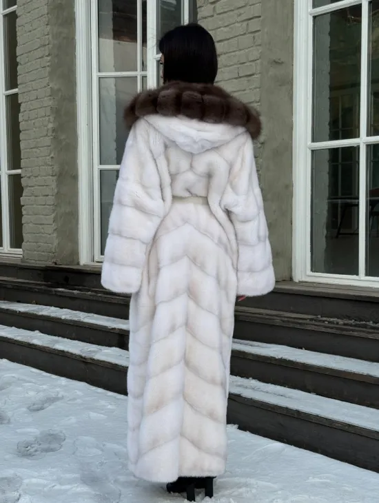Белая длинная норковая шуба с капюшоном из натуральной куницы - фото 4