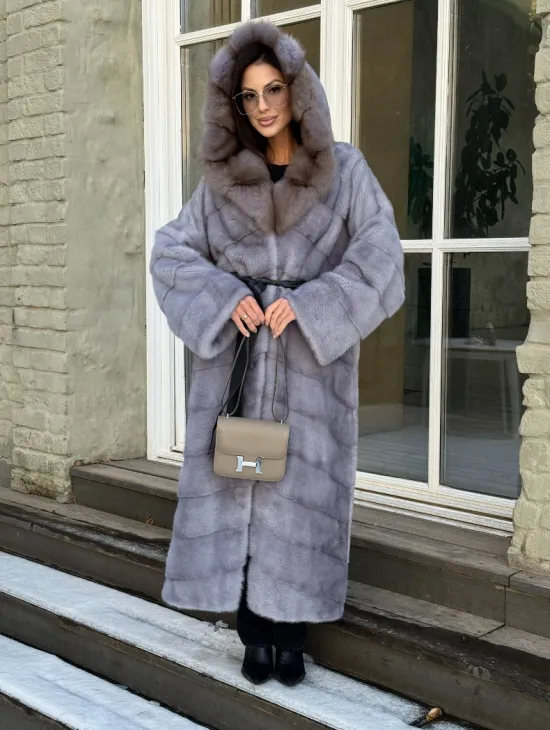 Норковая шуба голубого цвета с капюшоном из натурального меха куницы - фото 7