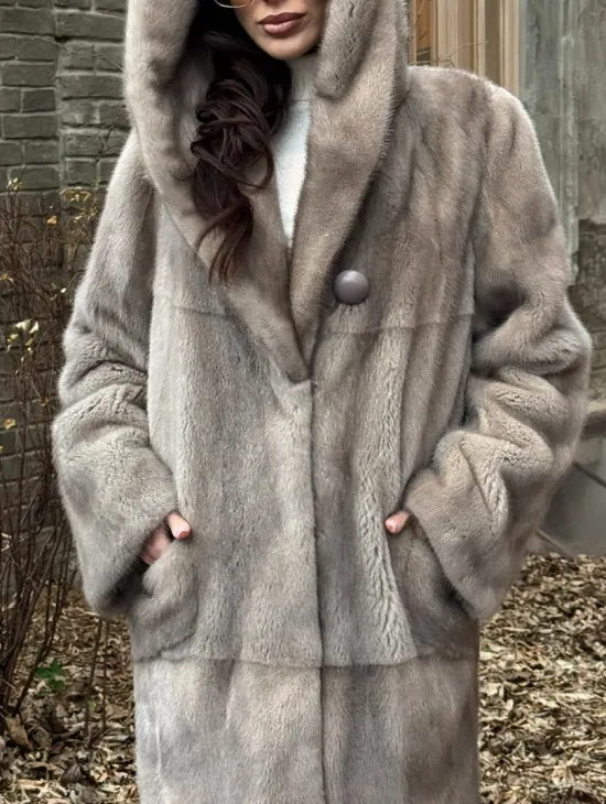 Шуба прямого кроя с капюшоном и меховым поясом в сером цвете - фото 1