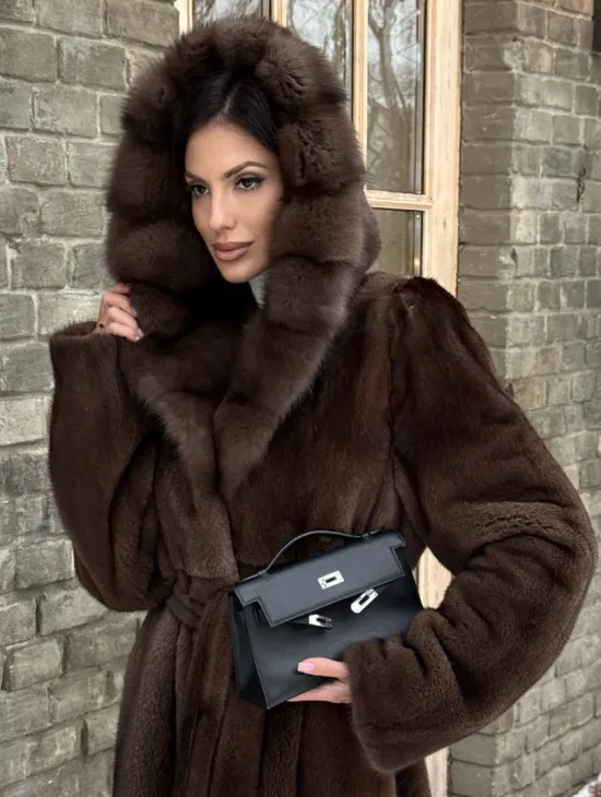 Длинная коричневая норковая шуба прямого кроя с капюшоном из куницы - фото 1