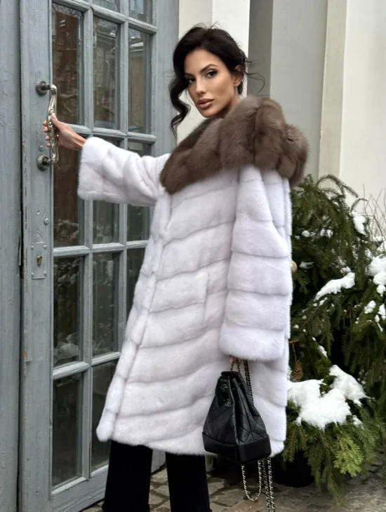 Белая прямая норковая шуба с капюшоном из меха куницы - фото 10