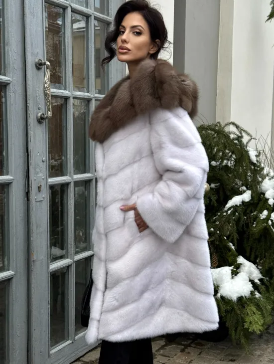 Белая прямая норковая шуба с капюшоном из меха куницы - фото 5
