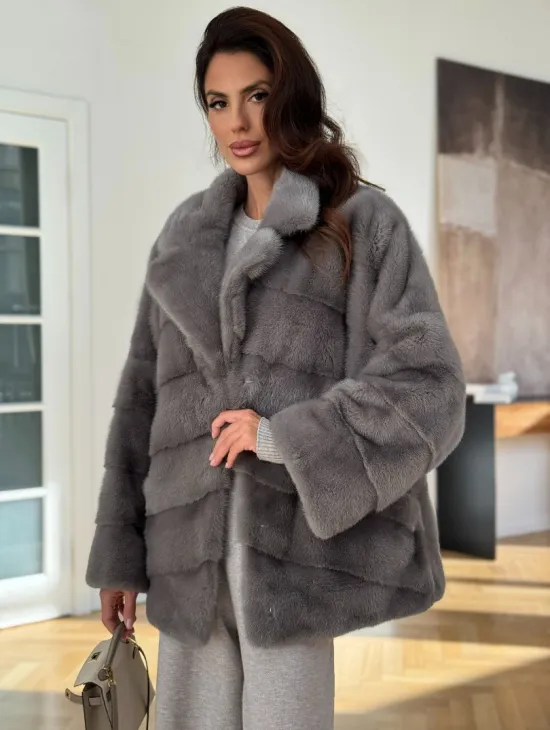Короткая шуба с английским воротником в сером цвете - фото 0