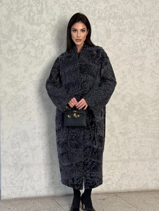 Длинная шуба из каракуля в цвете графит - фото 9