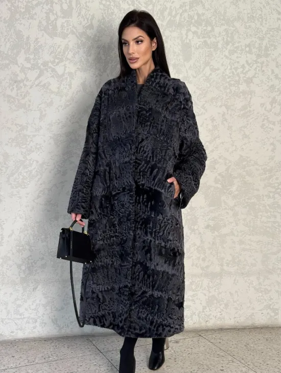 Длинная шуба из каракуля в цвете графит - фото 5