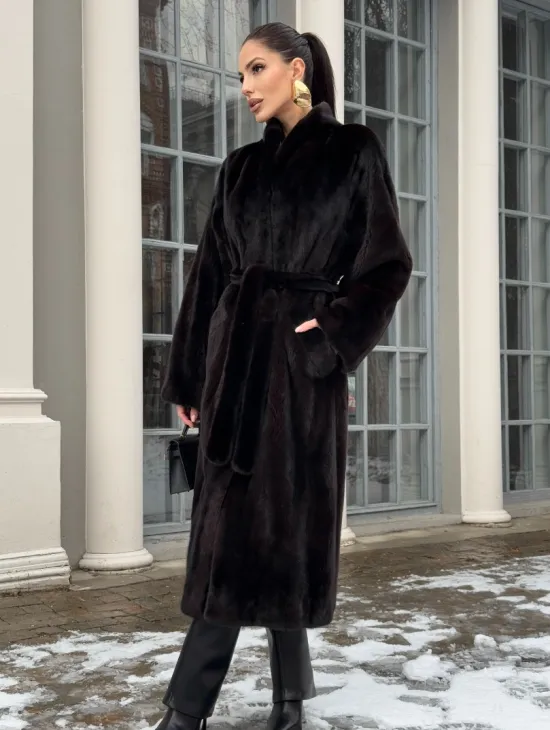 Шуба из аукционного меха норки SAGA FURS в натуральном коричневом цвете - фото 4