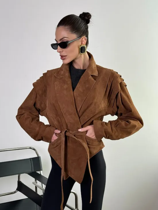 Модная приталенная куртка с плечиками - крылышками из замши Camel - фото 0