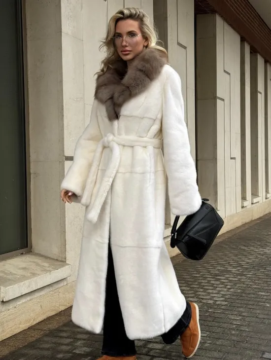 Длинная белая норковая шуба с воротником из меха куницы - фото 0