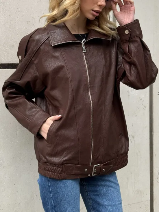 Коричневая кожаная курточка - бомбер на молнии - фото 1