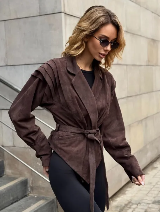 Приталенная куртка из замши c поясом, на плечах вставки в виде крылышек - фото 3