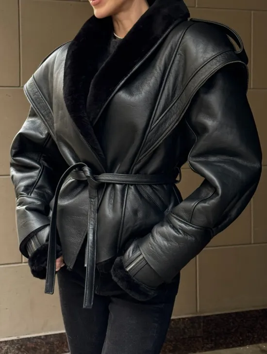 Черная куртка - дубленка на запах с поясом из меха мериноса - фото 3