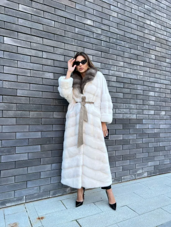 Длинная норковая шуба в белом цвете с воротником из куницы - фото 2