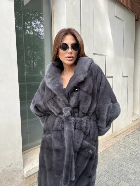 Удлиненная норковая шуба с капюшоном в цвете графит - фото 3