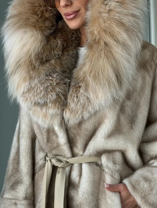 Шуба летучая мышь из норки Ivory с капюшоном из меха рыси - фото 1
