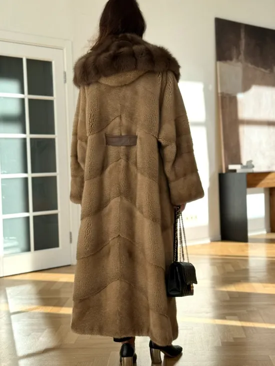 Норковая шуба бежевого цвета - капюшон куница - фото 1