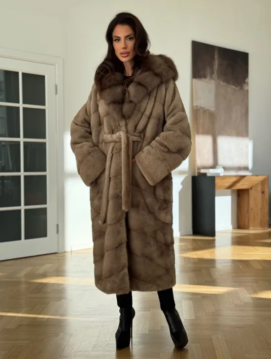Бежевая норковая шуба с капюшоном куница - фото 0