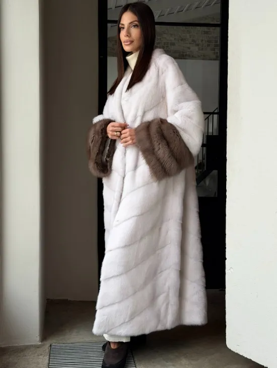 Белая норковая шуба с манжетами из меха куницы - фото 10