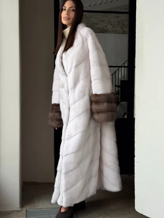 Белая норковая шуба с манжетами из меха куницы - фото 4