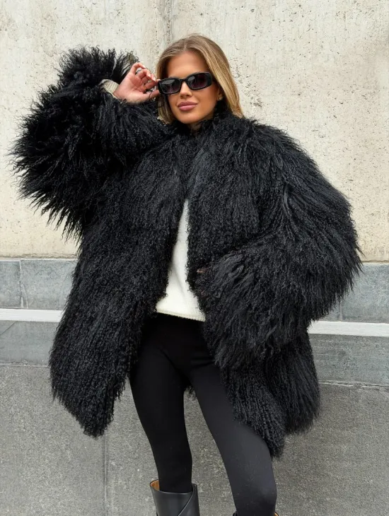 Черная шуба из ламы V-образный вырез - фото 10