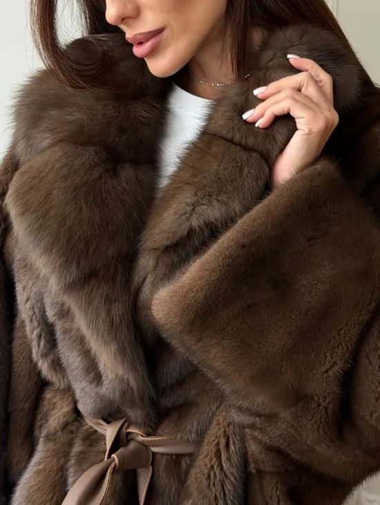 Коричневый полушубок с воротником куницы - летучая мышь - фото 1
