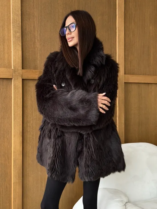 Двухсторонняя коричневая дубленка - фото 9