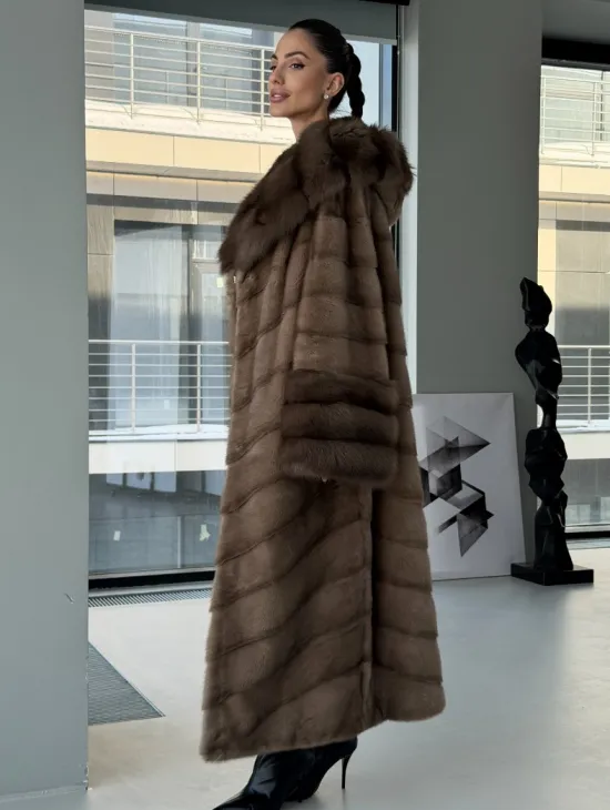 Длинная норковая шуба с отделкой из куницы на рукавах и капюшоне - фото 5