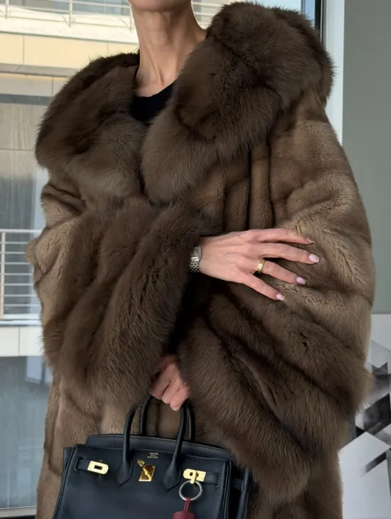 Длинная норковая шуба с отделкой из куницы на рукавах и капюшоне - фото 3