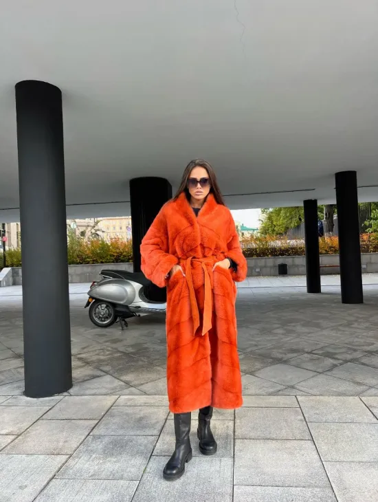 Шуба из меха скандинавской норки в оранжевом оттенке - фото 5